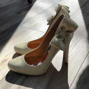 Badgley Mischka Champagne Satin Bow Pumps | NIB ✨